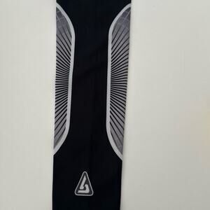 B Driven Youth Large Black/white/gray compression sleeve